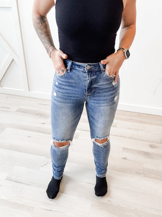 Risen HR Knee Distressed Skinny Jeans