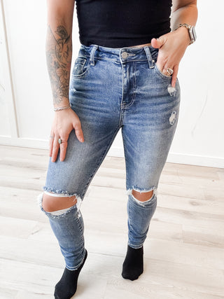 Risen HR Knee Distressed Skinny Jeans